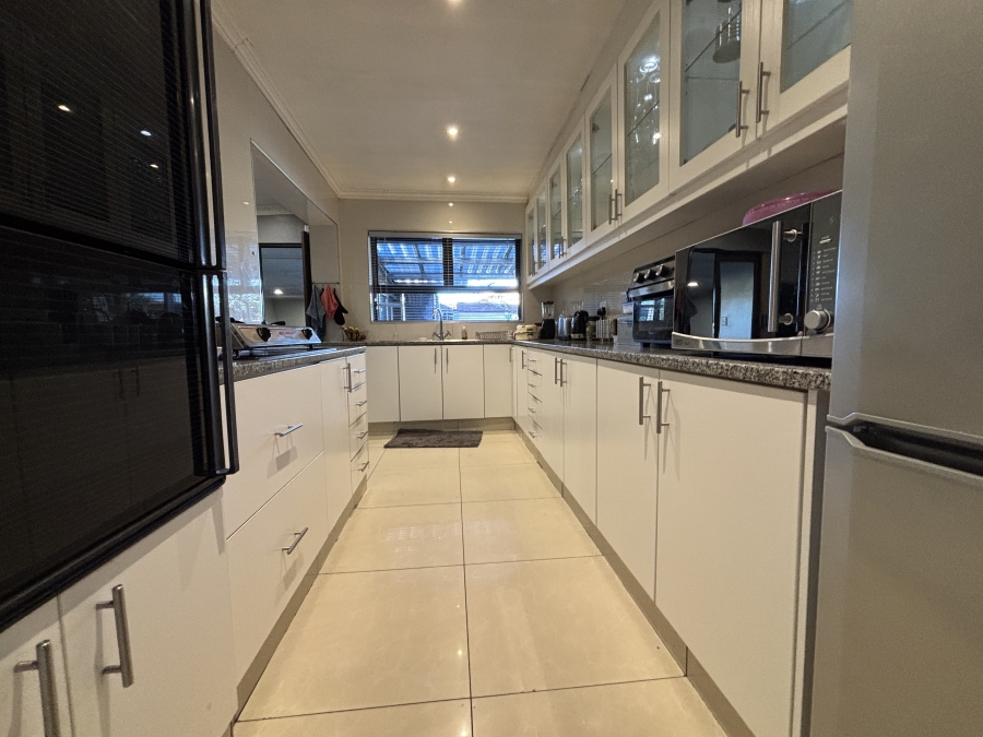5 Bedroom Property for Sale in Glenlilly Western Cape